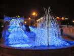 Новогоднее украшение фонтана Енисей и его притоки.