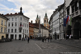 Впереди башни собора Святого Николая, а справа парадный вход в мэрию Любляны.