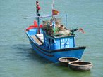 г. Нячанг. Рыбацкий катер на реке Кай около моста Санбон