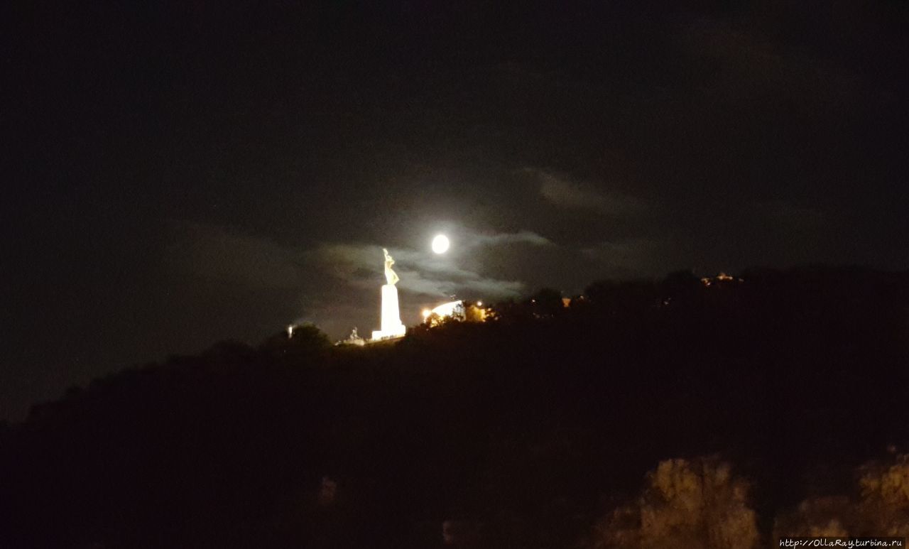 Луна над Цитаделью на горе Геллерт Будапешт, Венгрия