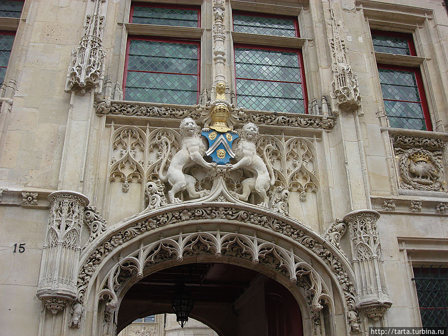 Фасад внутреннего двора отеля-особняка в старом Руане. Фасад внутреннего двора отеля-особняка в старом Руане.