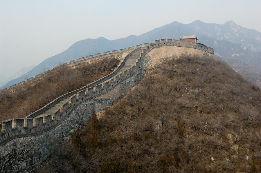 Стена тянется по горам на километры Цзюйюнгуань (Великая Стена), Китай