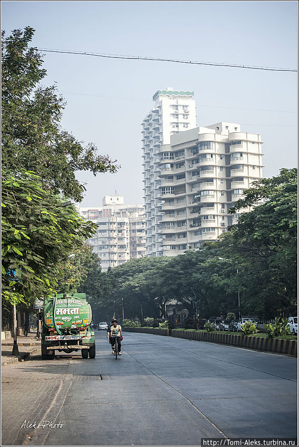 Вот они — небоскребы, в которых живут богатые индийцы...
* Мумбаи, Индия