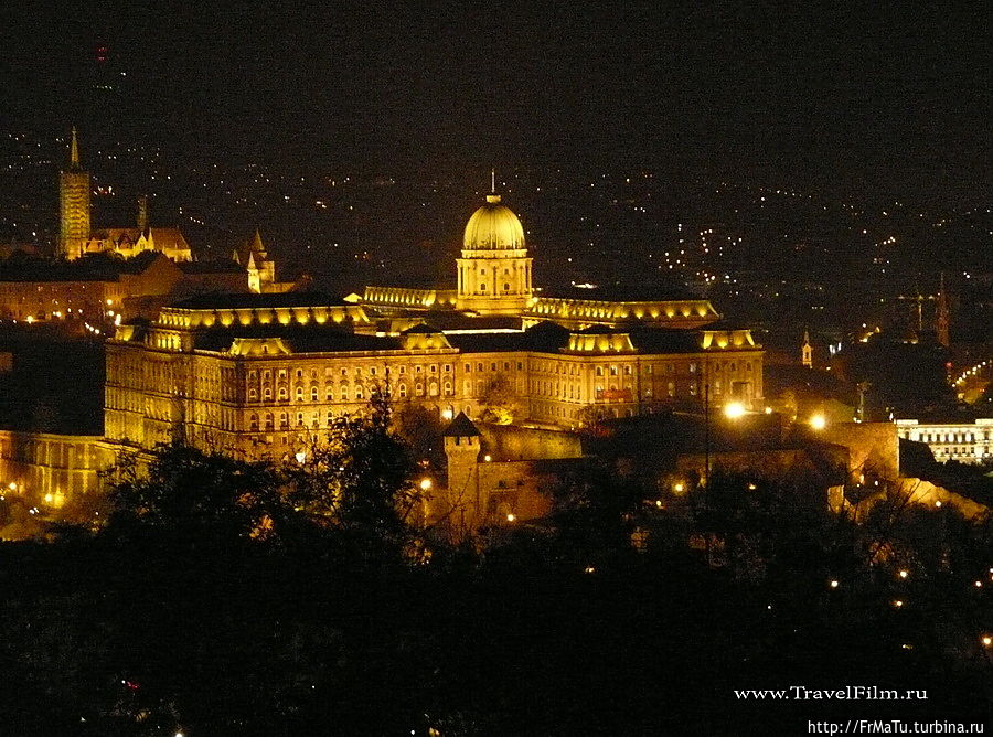 Резедиенция Венгерских королей при вечернем освещении Будапешт, Венгрия
