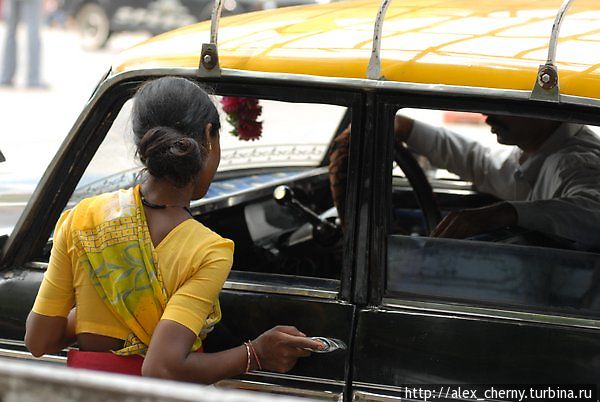девушка договаривается с таксистом о цене Мумбаи, Индия