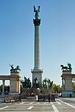 Стелла на площади Героев