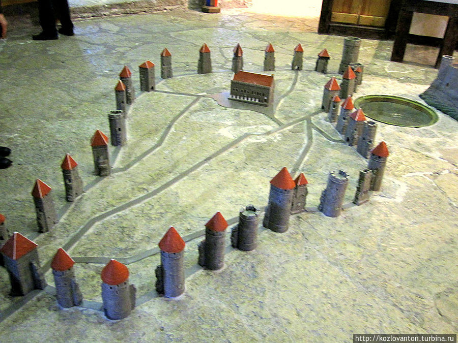 Далее располагался макет  башен Средневековой крепостной стены VANA LINN,  как они выглядели в 1530 году. Таллин, Эстония