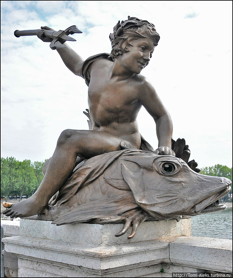 Это скульптура на Мосту Алексндра III — потрудился скульптор Андре Массоле. А вот смешной стих, на который я случайно натолкнулся в нэте:
Это скульптура на Мосту Алексндра III — потрудился скульптор Андре Массоле. А вот смешной стих, на который я случайно натолкнулся в нэте: