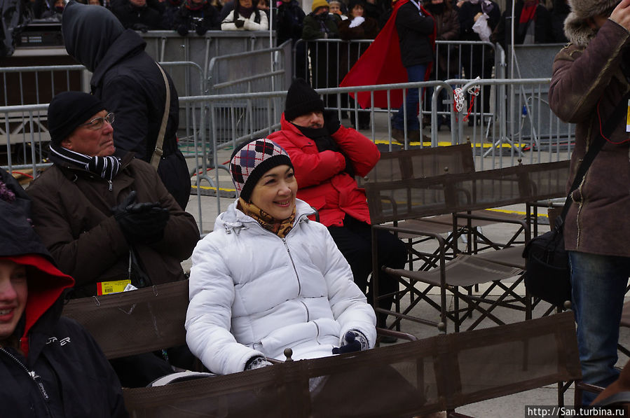 В ожидании праздника. Поначалу все казалось немного натянутым и непохожим на то, что виделось в воображении. В ожидании праздника. Поначалу все казалось немного натянутым и непохожим на то, что виделось в воображении.