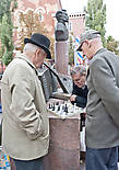 У памятника Пятницкому очень любят собираться шахматисты, несмотря на то, что между музыкой и шахматами связи не очень много...
*