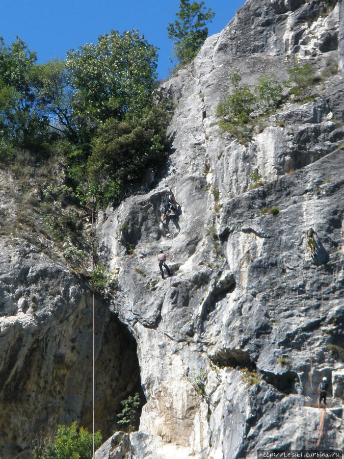 Альпинисты тренируютя Арко, Италия