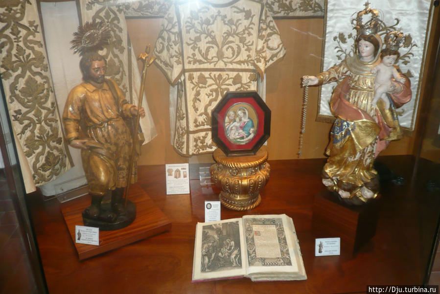 Экспонаты XVI века: в центре Святое Семейство (Sagrada Familia), справа-Святая Розария (Nossa Senhora do Rosario). Фару, Португалия