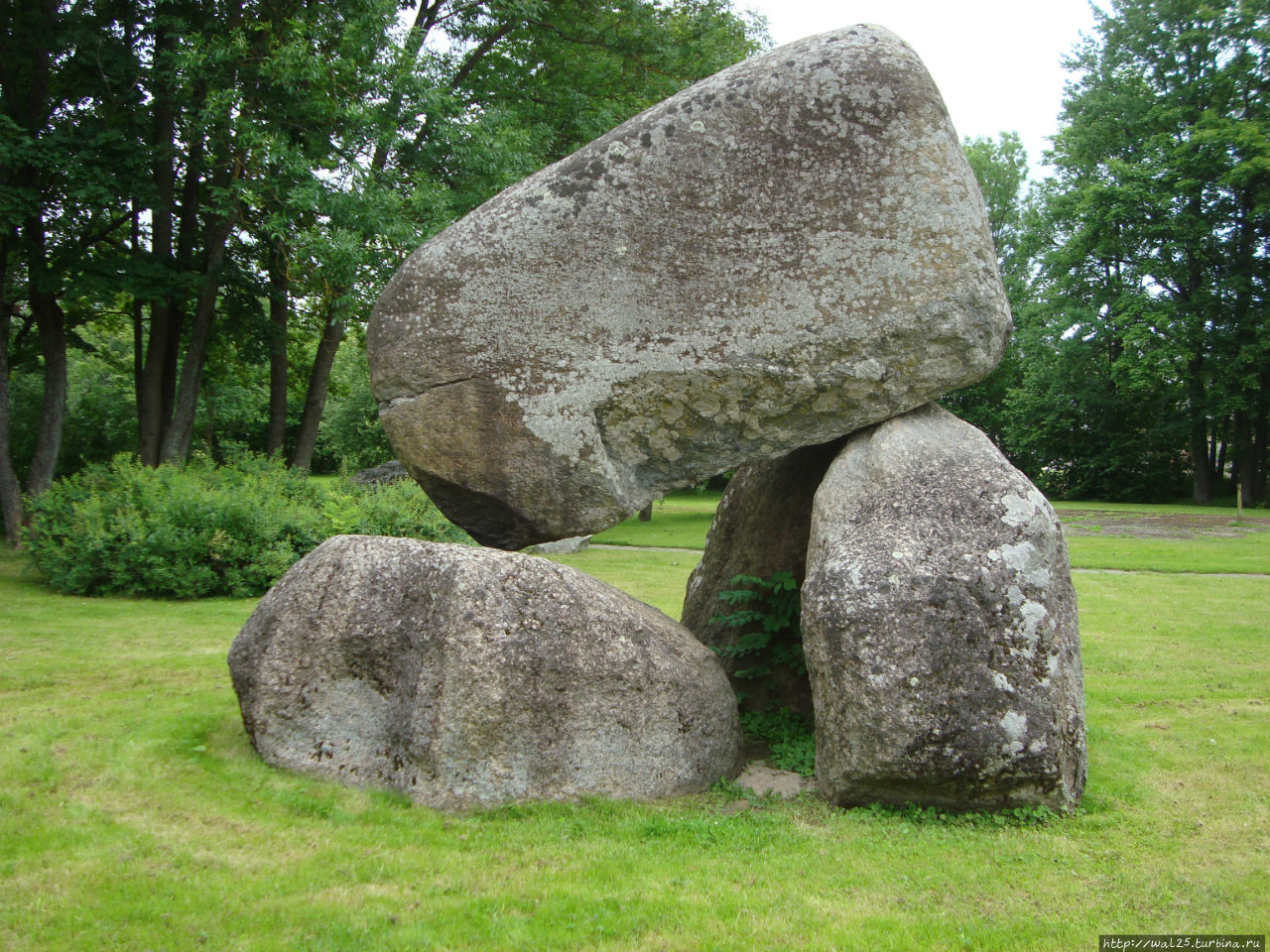 Фантазии из камней появились в Медвежьем парке в Балви в 90-е годы 20-ого века Балвский район, Латвия