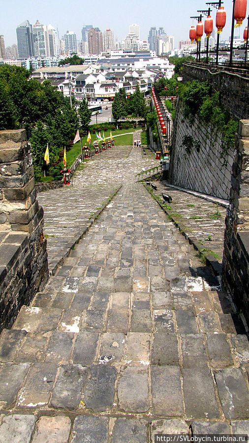 По этому спуску-подьему всадники поднимались (спускались) на стену По этому спуску-подьему всадники поднимались (спускались) на стену