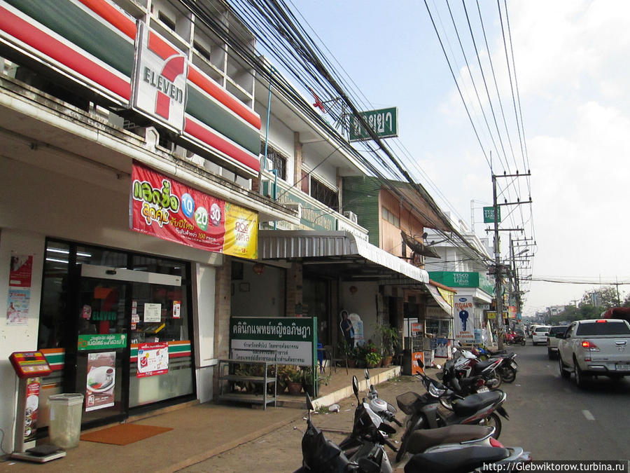 Осмотр центра города Амнат-Чароен, Таиланд