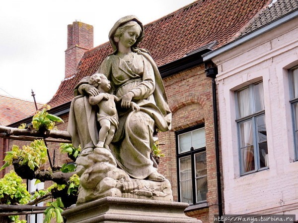 «Дева Мария с младенцем», перед собором Нотр-Дам, Брюгг. Фото из интернетае Брюгге, Бельгия