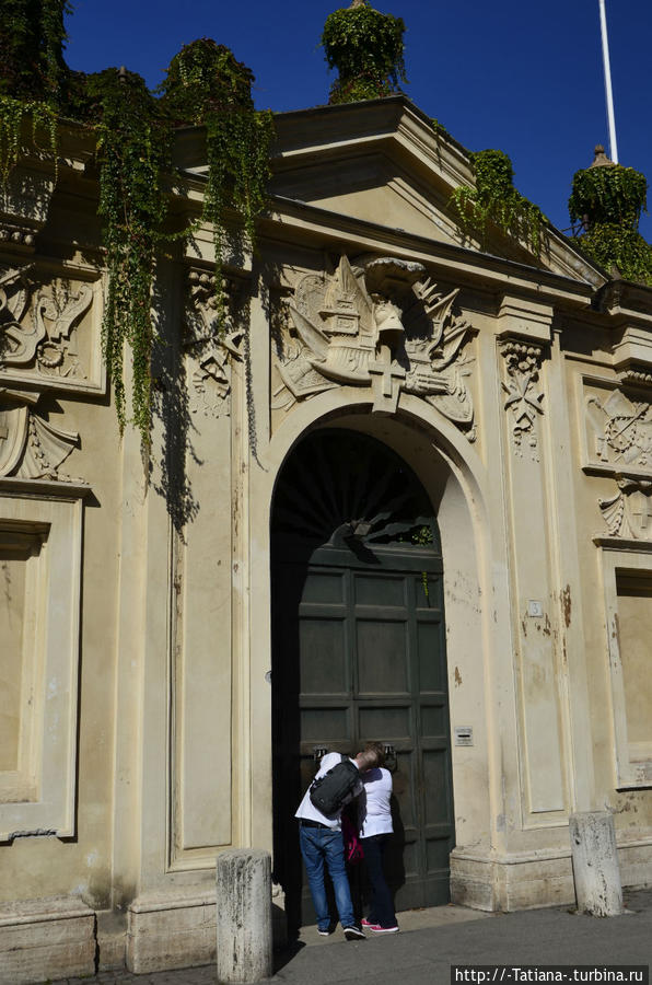 Дверь Приората Мальтийских рыцарей. Рим, Италия Дверь Приората Мальтийских рыцарей. Рим, Италия