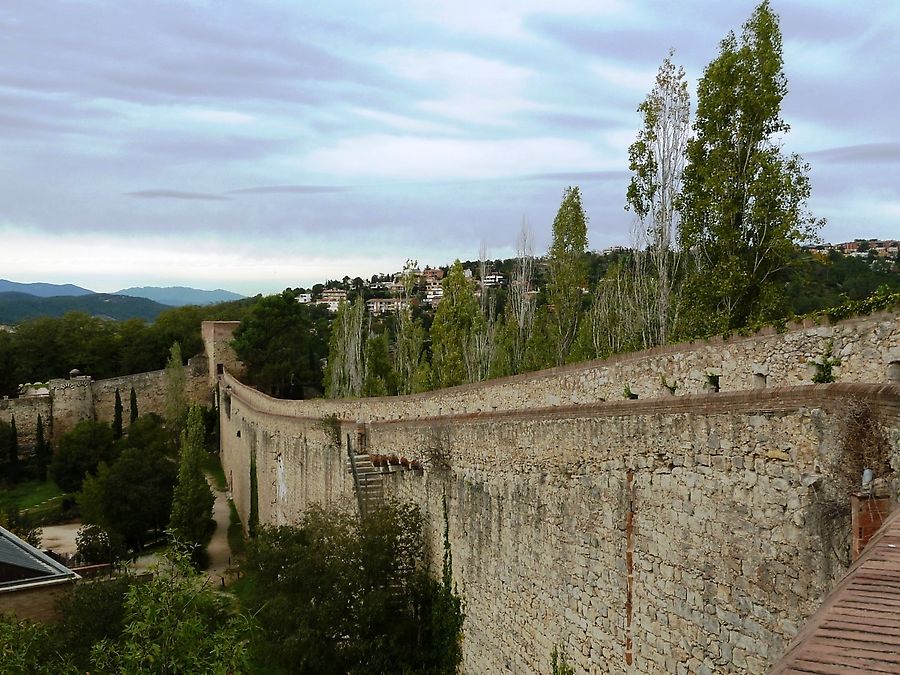 По крепостной стене Жирона, Испания