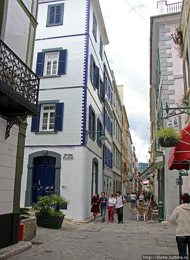 Узенькие переулки ведут к Мэйн Стрит Гибралтар город, Гибралтар