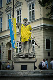 Площадь Рынок. Статуи наряжены в этот раз в футбольную форму по случаю приближающегося Евро 2012.