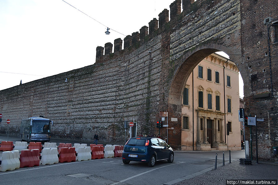 Городская стена, возведённая во времена Габсбургов. Верона, Италия