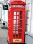 А это отнюдь не Лондон. Все значительно проще — сия красная телефонная будка должна притягивать внимание пешеходов к магазину английской обуви Clarks.