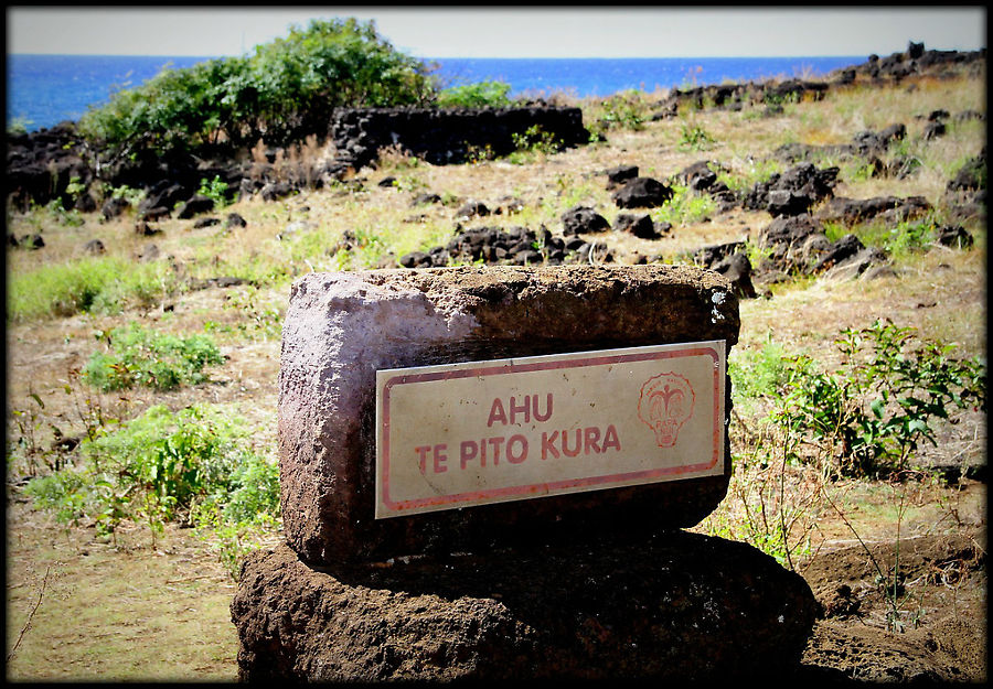Достопримечательности острова Пасхи (AHU TE PITO KURA) Остров Пасхи, Чили