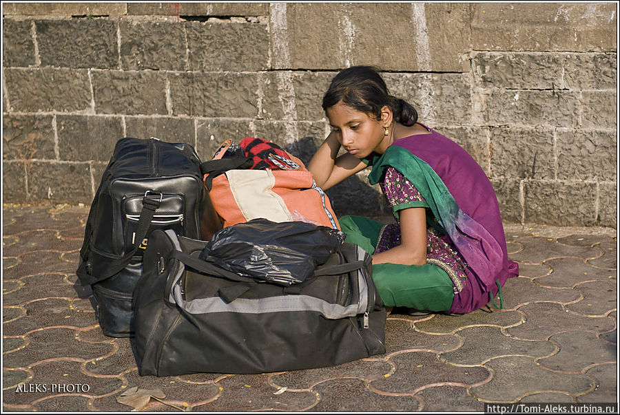 В ожидании поезда индийцы спокойно сидят прямо на земле...
* Мумбаи, Индия