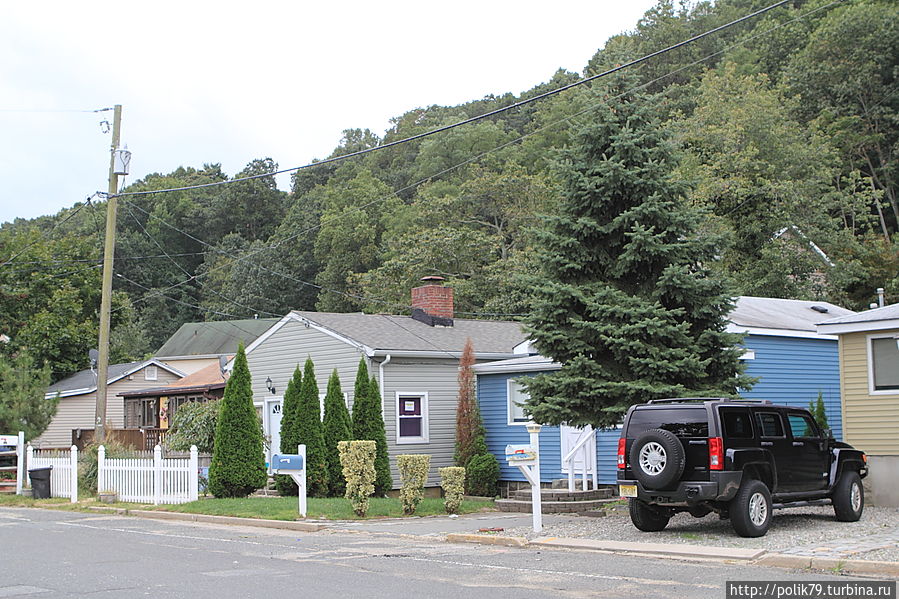 Сначала удивился — что за собачьи конурки. Потом мне объяснили, что их народ летом снимает, когда на море приезжает. Сначала удивился — что за собачьи конурки. Потом мне объяснили, что их народ летом снимает, когда на море приезжает.