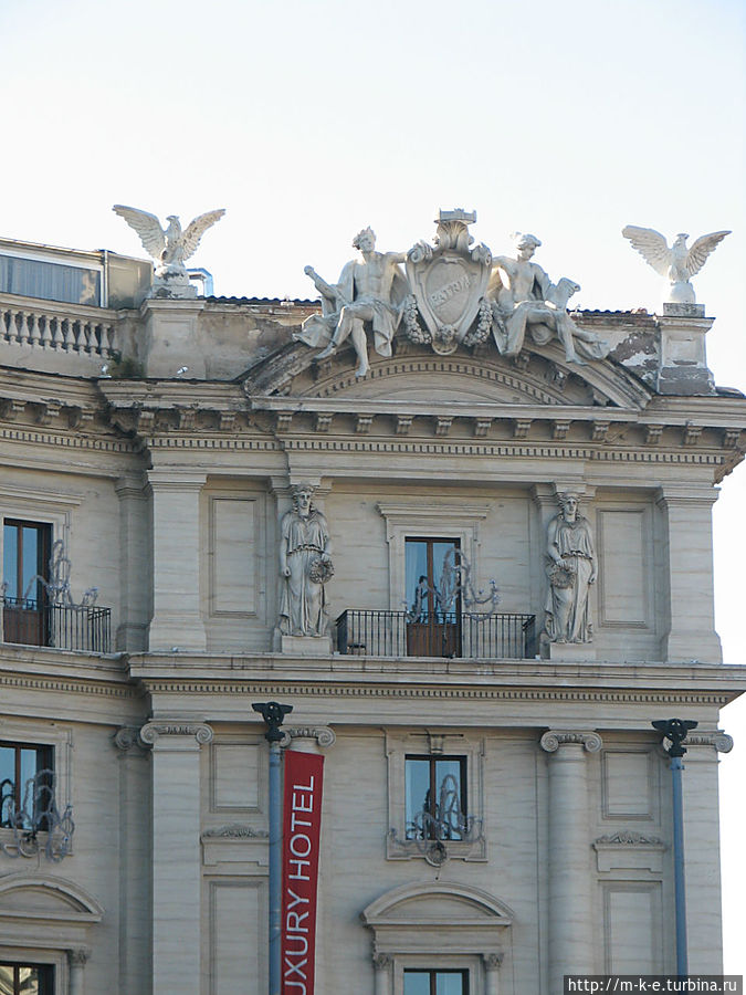 Фасад гостиницы, выходящий на площадь Рим, Италия