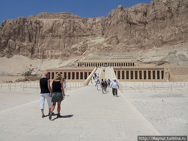 Дорога к храму.Первой террасы практически не видно. Дорога к храму.Первой террасы практически не видно.