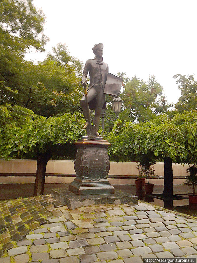 Иосиф Паскуаль Доминик Де Рибас, он же Хосе Дерибас, он же Осип Михайлович был очень известной личностью в свое время. Про него писал Байрон, много французких офицеров хотели служить под его командованием.
Среди его подчиненных были и Дюк де Ришелье и де Волан и граф Ланжерон. Многие историки считают, что именно де Рибас, а вовсе не Суворов, руководил штурмом самой современной на то время Измаильской крепости.
Поговаривают Де Рибас помог Орлову выкрасть и вывезти в Россию княжну Тараканову. После этого его карьера помчалась вверх. И еще до того как ему исполнилось тридцать он стал одновременно и сухопутным генералом и адмиралом флота. Отряд под его командованием захватил турецкую крепость Хаджибей всего за несколько часов. Суворов прокомментировал этот факт так: «если Рибасу дать хороший полк, он захватит и Константинополь». Иосиф Паскуаль Доминик Де Рибас, он же Хосе Дерибас, он же Осип Михайлович был очень известной личностью в свое время. Про него писал Байрон, много французких офицеров хотели служить под его командованием.
Среди его подчиненных были и Дюк де Ришелье и де Волан и граф Ланжерон. Многие историки считают, что именно де Рибас, а вовсе не Суворов, руководил штурмом самой современной на то время Измаильской крепости.
Поговаривают Де Рибас помог Орлову выкрасть и вывезти в Россию княжну Тараканову. После этого его карьера помчалась вверх. И еще до того как ему исполнилось тридцать он стал одновременно и сухопутным генералом и адмиралом флота. Отряд под его командованием захватил турецкую крепость Хаджибей всего за несколько часов. Суворов прокомментировал этот факт так: «если Рибасу дать хороший полк, он захватит и Константинополь».