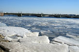 С такого ледового панциря у стен крепости и сделан этот снимок с видом на Троицкий (Кировский) мост.