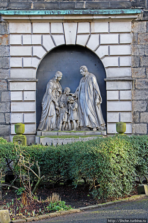 в эта скульптурная группа напомнила мне мормонские памятники в Солт Лэйк сити, и я заподозрил, что церковь явно какая-то евангелистская Эдинбург, Великобритания в эта скульптурная группа напомнила мне мормонские памятники в Солт Лэйк сити, и я заподозрил, что церковь явно какая-то евангелистская Эдинбург, Великобритания