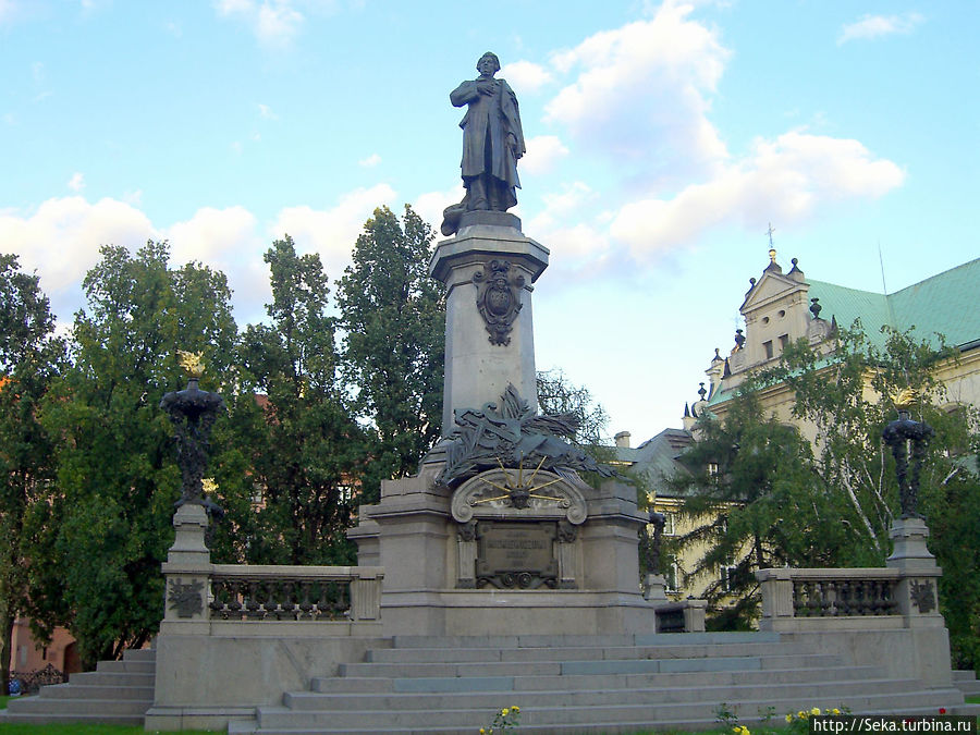 Памятник Адаму Мицкевичу — известному польскому поэту. Установлен в 1898 г. Варшава, Польша