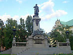 Памятник Адаму Мицкевичу — известному польскому поэту. Установлен в 1898 г.