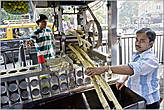 Процесс отжима тростника. Для этих индийцев — каждодневный труд, средство заработка...