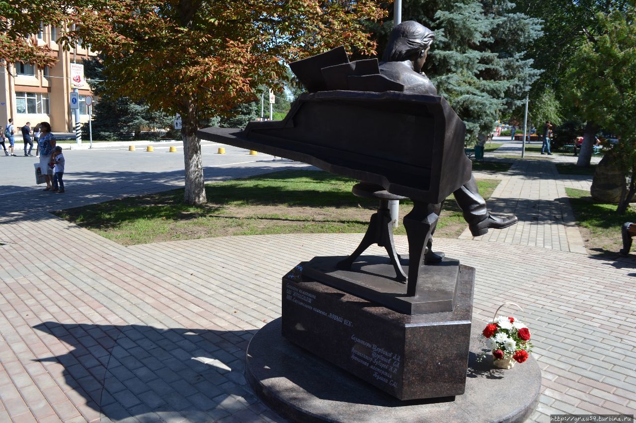 Памятник А.Г. Шнитке Энгельс, Россия