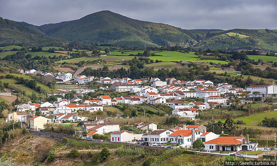 Натуральные бассейны, киты и дельфины и еда на вулкане Остров Сан-Мигел, Португалия