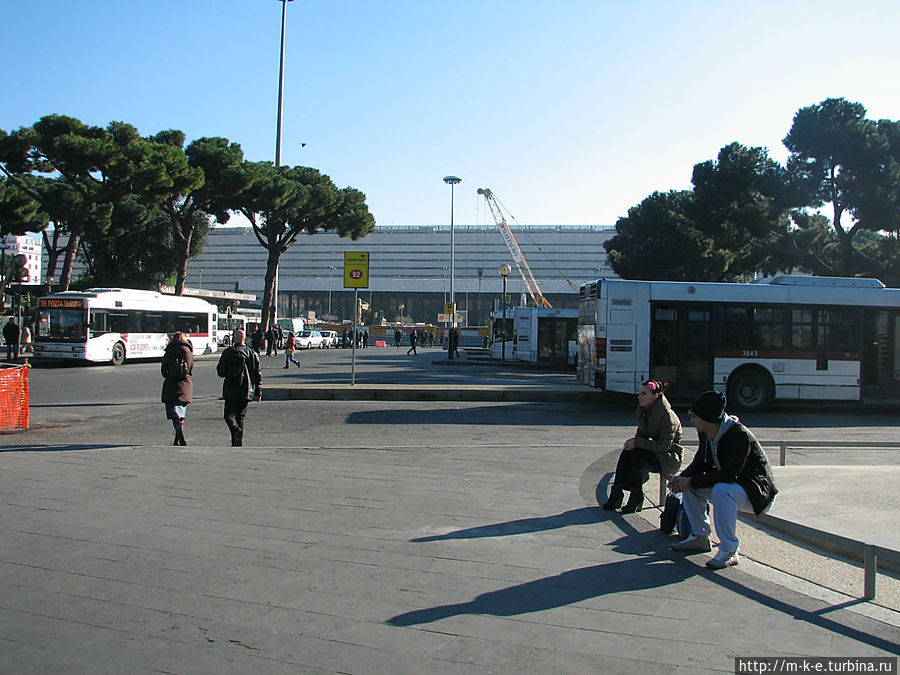 Вид на вокзал с площади Рим, Италия