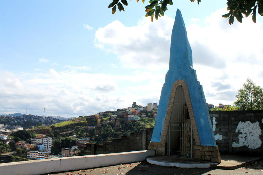Мини-часовня Св. Бернарда на холме у центра города Жуис-де-Фора, Бразилия