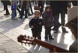 Мальчонка, глядя на музыкантов, перебирал пальцами струны воображаемой гитары наклонялся покачивался  в такт музыки потом бросился в пляс со всей своей испанской страстью...