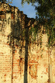 Монастырская стена у входа (1809г.) ещё не подверглась реставрации.