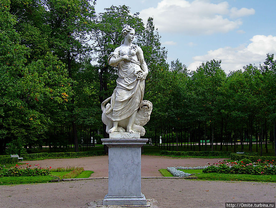 Большие круги. Мраморная статуя Мир. Павловск, Россия