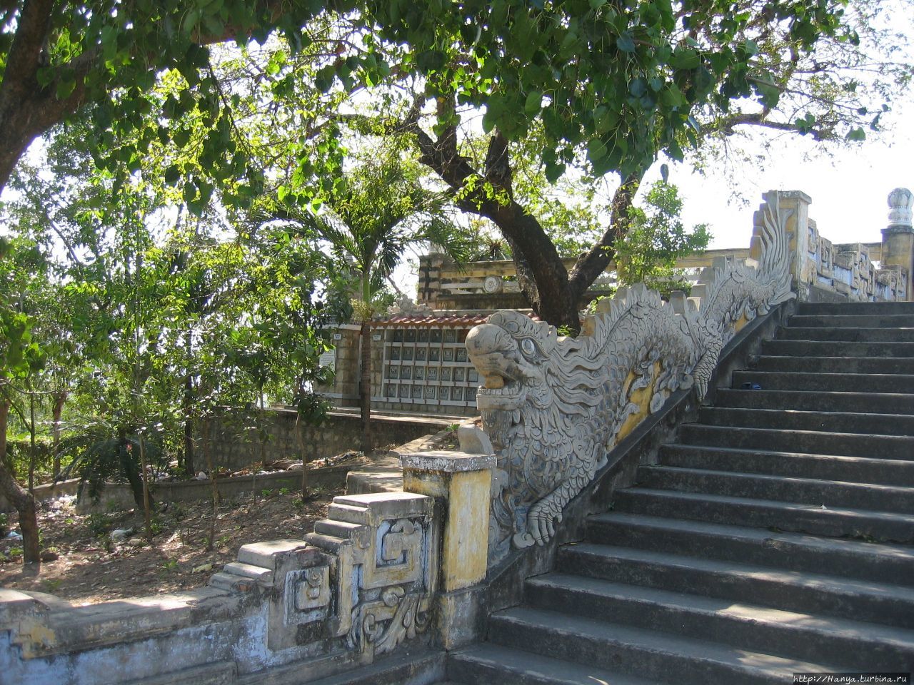 г. Нячанг. Пагода Лонгшон. Лестница, ведущая к сидящему на цветке лотоса Будде. Нячанг, Вьетнам