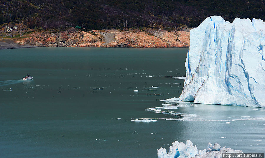 кораблики не рискуют подплывать близко к леднику, чтобы случайно не попасть под микроцунами Эль-Калафате, Аргентина