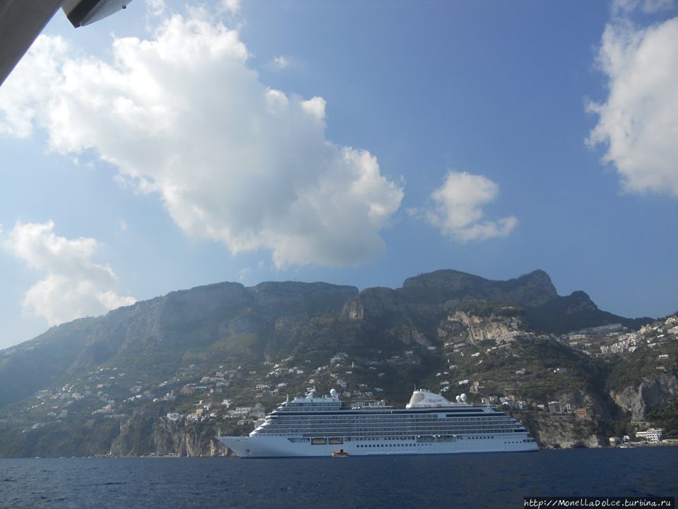 От Positano до Amalfi и Atrani — вид с моря Амальфи, Италия