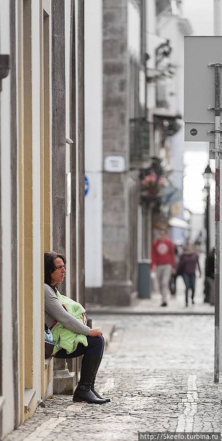 Улицы города нешироки и уютны Ангра-ду-Эроижму, остров Терсейра, Португалия