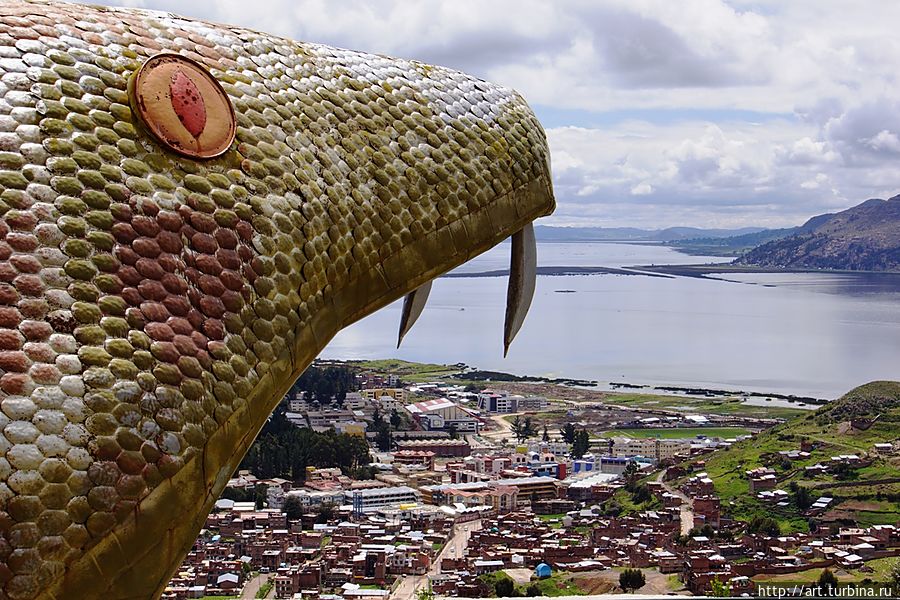 Это вид на Пуно с мирадора (точки обзора) Пума. Но это не сама Пума. Пуму охраняют по бокам два змея. Озеро Титикака, Перу