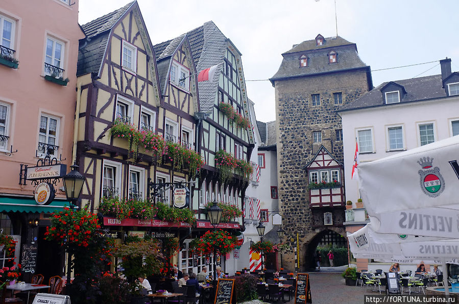 Замковая площадь с замком Линц Линц-на-Рейне, Германия